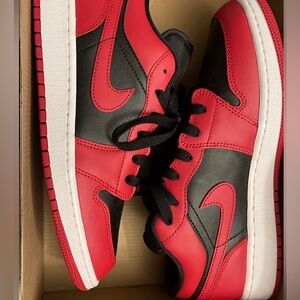 WOMEN/YTH: REVERSE BREDS RED AND BLACK